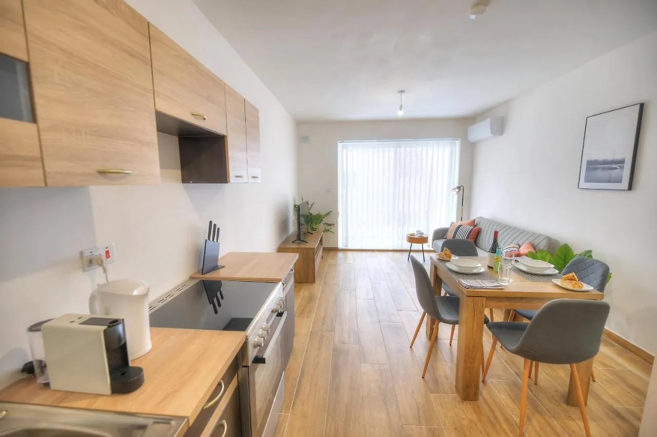 Modern And Centrally Located Large One Bedroom Apartment Kbon1-1 Pieta