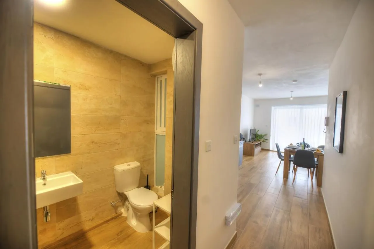 Modern And Centrally Located Large One Bedroom Apartment Kbon1-1 Pieta