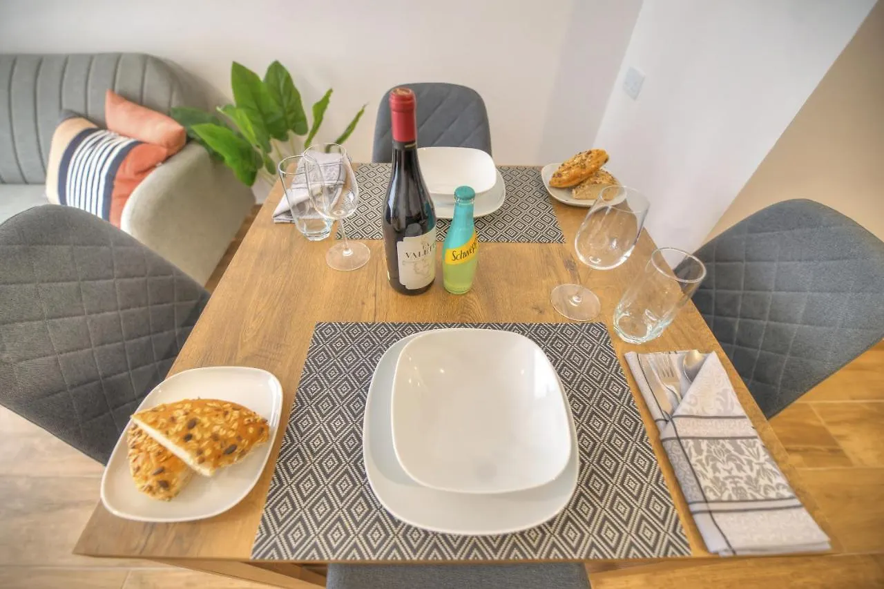 Modern And Centrally Located Large One Bedroom Apartment Kbon1-1 Pietà
