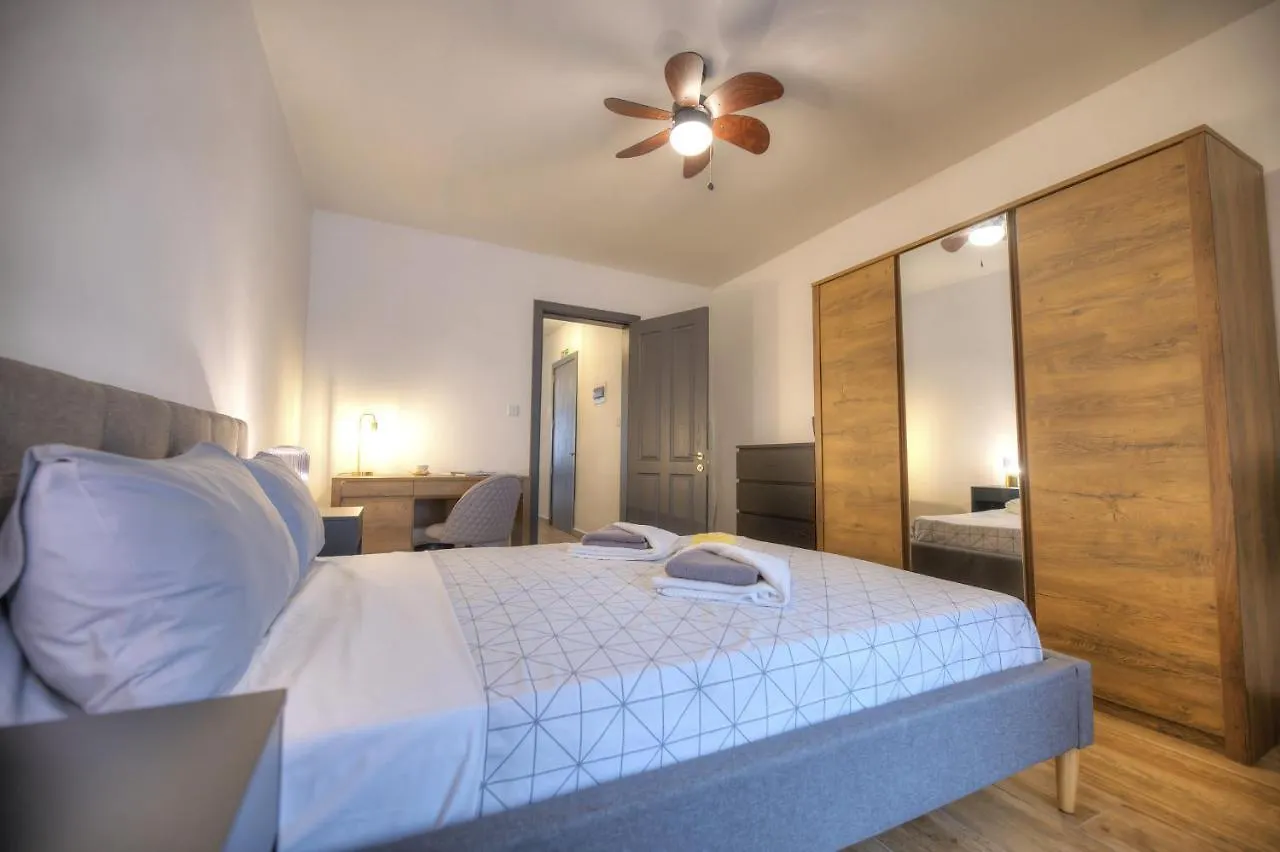 Modern And Centrally Located Large One Bedroom Apartment Kbon1-1 Pieta